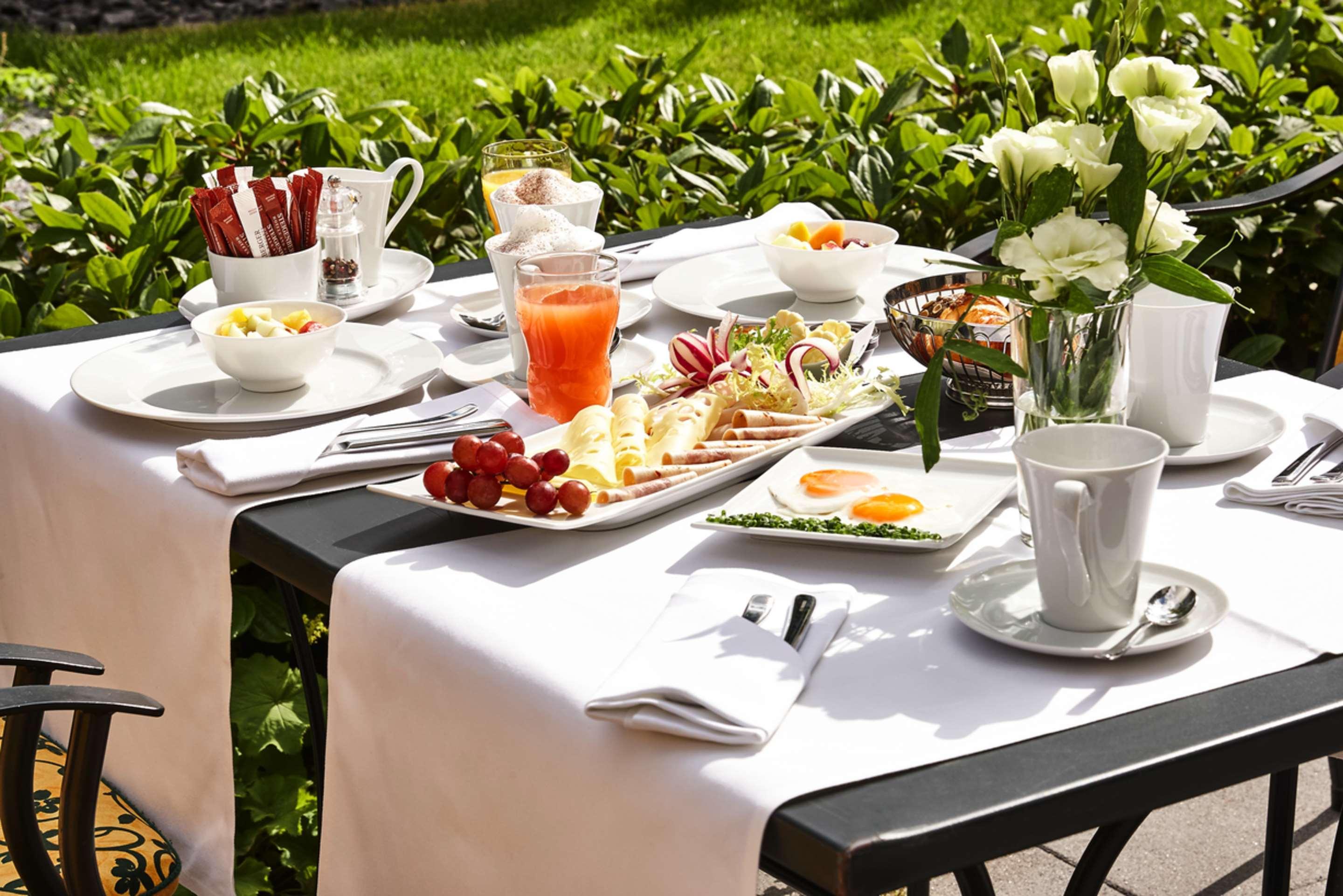 Steigenberger Hotel Bad Homburg Bad Homburg vor der Hoehe Exterior photo A breakfast table